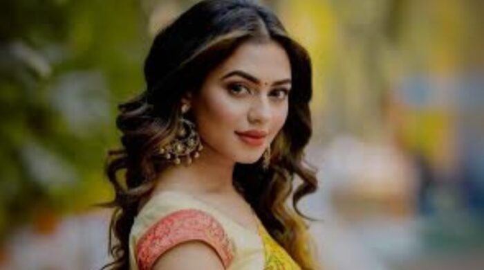 অভিনেত্রী নুসরাত ফারিয়া বিমানবন্দর থেকে আটক
